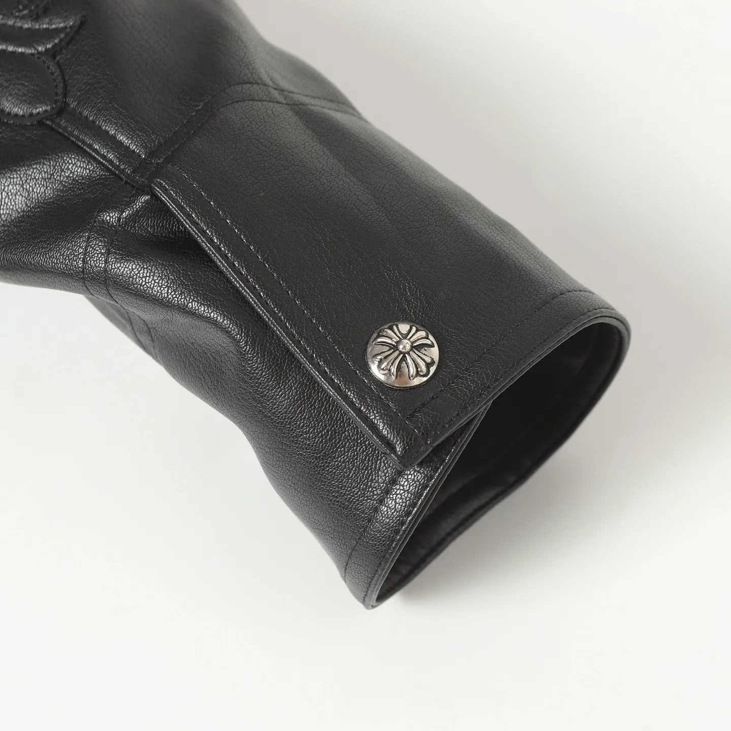 P600 Chrome Hearts leather jacket with large embroidery on the arms ●Authentic product: 64000 purchased and developed ●Technology: Close-step embroidery production ●Version: Fitted version ●Weight: about 1065 grams ●Size: S-M-L ●Description: CH's new leather jacket with large arm embroidery. Full size shipped. Custom-woven fabric is made of black pebbled genuine leather. Customized silk jacquard logo lining. Embroidery is processed by machine. Appliqué embroidery process. Imported template machine shape on the back. Customized genuine leather trademark. Customized genuine Leather size. Customized 5.8cm metal logo. Customized 18mm four-button buckle. Customized 18mm two-button button. Customized accessories. Same style for men and women. Full street feel. Workmanship details are very good. The overall routing is straight and delicate. The fabric is comfortable and soft, and the color is consistent without color difference. It can be matched with the same style to create a fashionable look, and can be used in various occasions. Customized accessories, complete with three standards, same style for men and women!